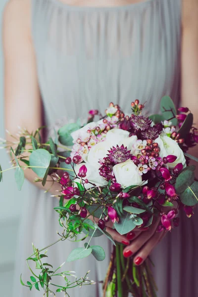 Immagine ravvicinata della damigella d'onore con un mazzo di fiori nuziali — Foto Stock