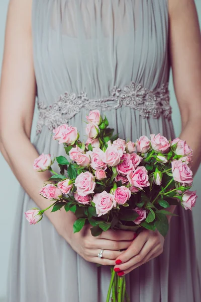 Крупним планом образ подружки нареченої з букетом весільних квітів — стокове фото