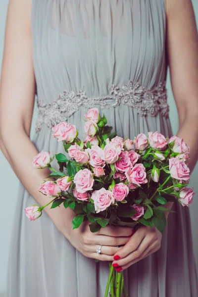 Nahaufnahme Bild der Brautjungfer mit einem Strauß von Hochzeitsblumen — Stockfoto