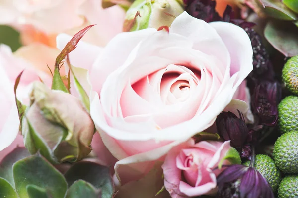 Bouquet da sposa di fiori, da vicino sfondo floreale — Foto Stock