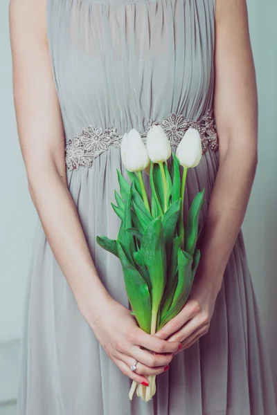 Image rapprochée de demoiselle d'honneur avec un bouquet de fleurs de mariage — Photo