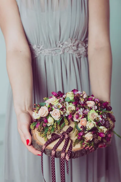Dama de honra segurando anéis de casamento em decorações de flores . — Fotografia de Stock