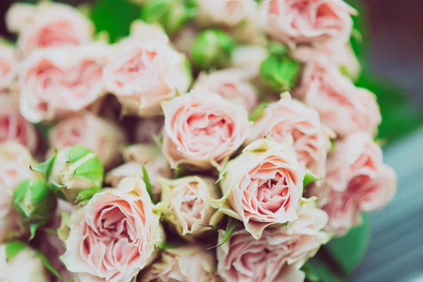 Bruiloft boeket van bloemen, florale achtergrond, mini roze rozen close-up — Stockfoto