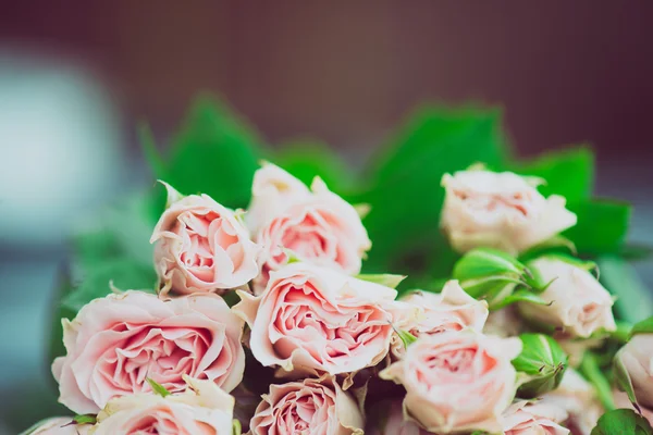 Bruiloft boeket van bloemen, florale achtergrond, mini roze rozen close-up — Stockfoto
