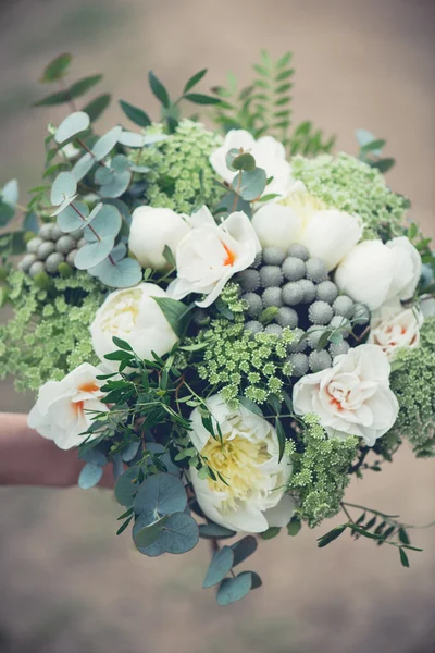 Bouquet da sposa primo piano, bellissimo bouquet da sposa tenero di fiori misti e in mano della sposa — Foto Stock