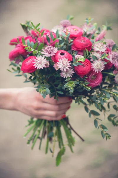 웨딩 부케 근접, 아름 다운 부드러운 혼합된 꽃을 신부 손에 웨딩 부케 — 스톡 사진
