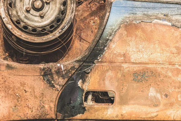 Κοντινό πλάνο λεπτομέρεια από ναυάγιο εγκαταλελειμμένα σκουριασμένο καμένο αυτοκίνητο. — Φωτογραφία Αρχείου