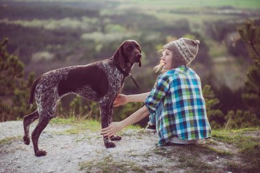 Kadın ve köpek poz açık. Köpek ile aktif yaşam tarzı. 