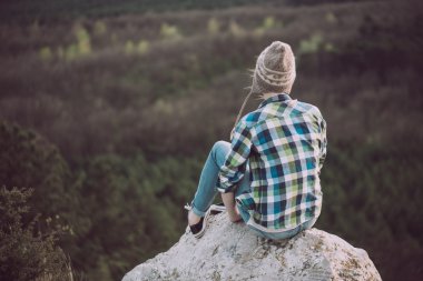 Manzara izlerken, açık poz genç kadın. Aktif yaşam tarzı kavramı. 