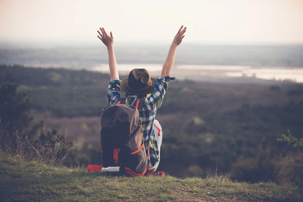 Mulher jovem assistindo paisagem, posando ao ar livre. Conceito de estilo de vida ativo . — Fotografia de Stock
