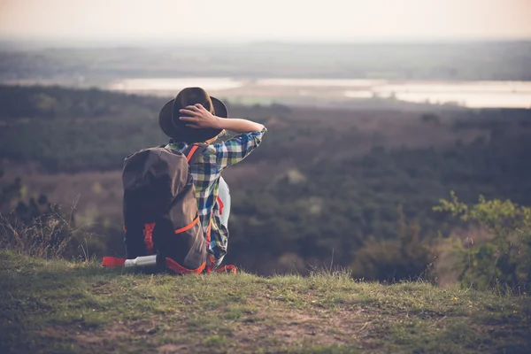Mujer joven mirando el paisaje, posando al aire libre. Concepto de estilo activo . — Foto de Stock