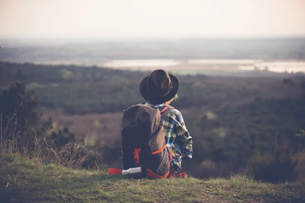 Mujer joven mirando el paisaje, posando al aire libre. Concepto de estilo activo . — Foto de Stock