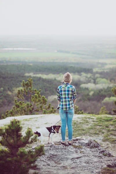 Donna e il suo cane posa all'aperto . — Foto Stock