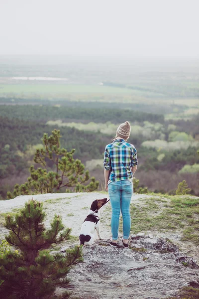 Žena a její pes představovat venkovní. — Stock fotografie