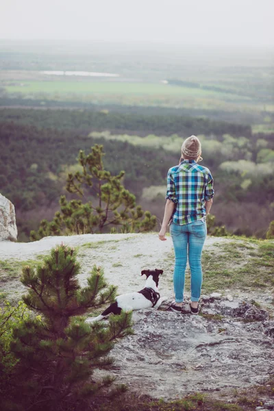 Frau und ihr Hund posieren im Freien. — Stockfoto