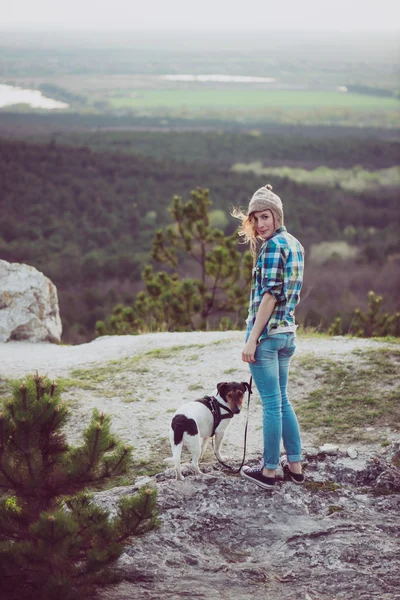 Žena a její pes představovat venkovní. — Stock fotografie