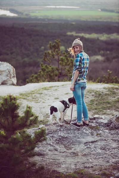 Mulher e seu cão posando ao ar livre . — Fotografia de Stock