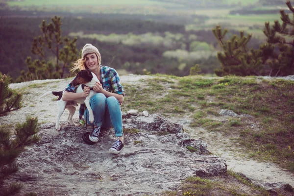 Vrouw en haar hond poseren buiten. — Stockfoto