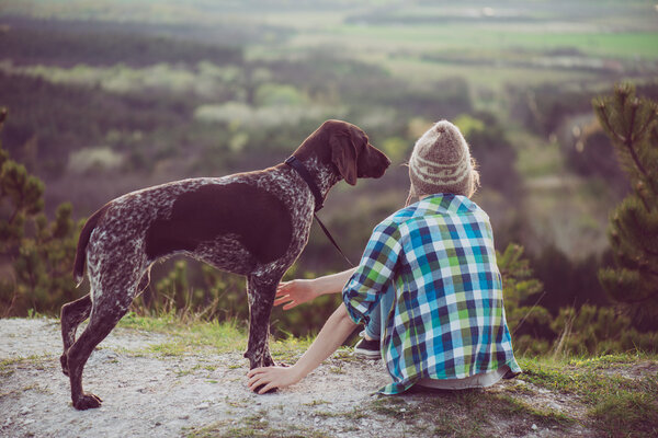 Женщина и ее собака позируют на улице. Активный образ жизни с собакой
. 