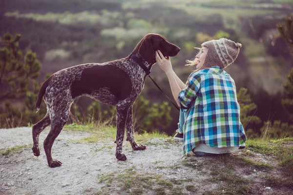 Kvinna och hennes hund poserar utomhus. Aktiv livsstil med hund. — Stockfoto