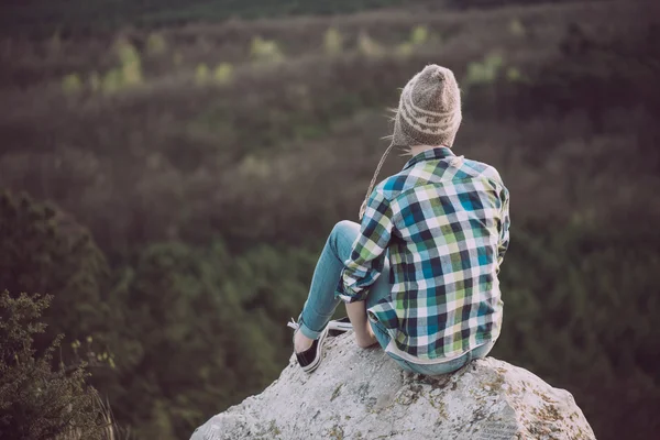 Молода жінка дивиться пейзаж, позує на відкритому повітрі. Концепція активного способу життя . — стокове фото