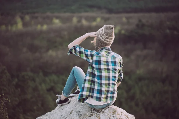Mulher jovem assistindo paisagem, posando ao ar livre. Conceito de estilo de vida ativo . — Fotografia de Stock