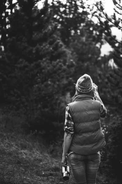 Frau posiert im Freien. Wanderer genießen Aussicht im Wald bei Wanderung. — Stockfoto