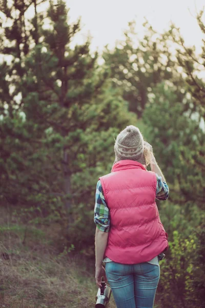 Mulher posando ao ar livre. Caminhante desfrutando de vista na floresta durante a viagem de caminhada . — Fotografia de Stock