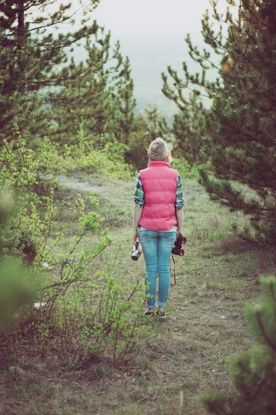여자 야외 포즈입니다. 하이킹 여행을 하는 동안 숲에 보기를 즐기는 등산객. — 스톡 사진