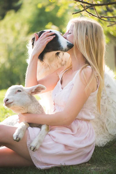 Szczęśliwy Blondynka kobieta gra z jej rosyjski wilczarz pies w ogród — Zdjęcie stockowe