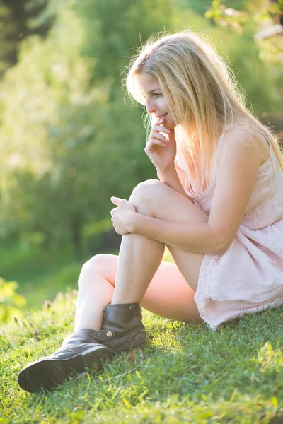 सुंदर युवा महिला पार्क में आराम कर रही — स्टॉक फ़ोटो, इमेज
