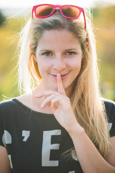 Mujer rubia feliz haciendo muecas. Retrato exterior de verano. Sorpresa. . —  Fotos de Stock