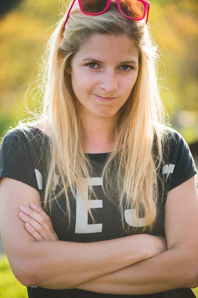 Blonde Frau grimmig. Sommer-Außenporträt. — Stockfoto