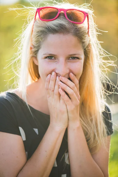 Mujer rubia feliz haciendo muecas. Retrato exterior de verano. Sorpresa. . — Foto de Stock