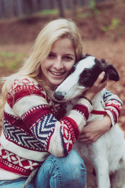 Açık köpekle oynamayı güzel genç kadın portresi. — Stok fotoğraf
