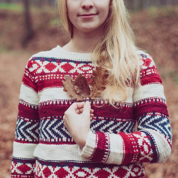 Felice caduta donna sorridente gioioso e beato tenendo foglie autunnali fuori nella foresta colorata caduta . — Foto Stock