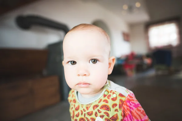 美しい女の赤ちゃんカメラ目線 — ストック写真