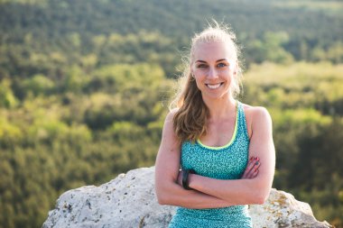 genç kadın jogger set ve spor akıllı bakarak, performans veya nabız nabız izleme kontrol çalışmaya hazır. Açık havada spor ve fitness