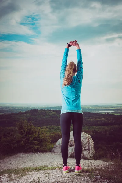 Glückliche erfolgreiche Sportlerin die Arme in den Himmel reckt auf goldenem Hintergrundbeleuchtung Sonnenuntergang Sommer. Fitness-Athlet mit erhobenen Armen feiert Ziele nach Sport und Outdoor-Training. — Stockfoto