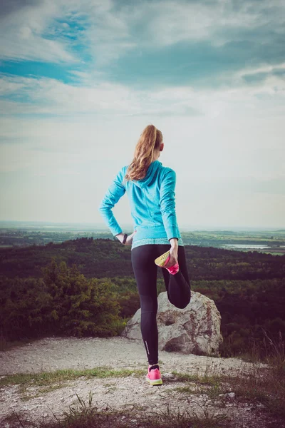 Runner échauffement avant de courir, regarder le paysage — Photo