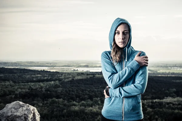 Kvinna i sport kläder, porträtt av vacker blond kvinna avkopplande efter daglig träning. — Stockfoto