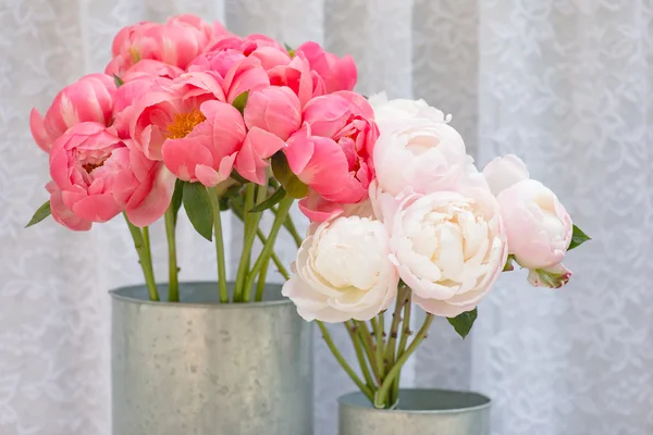 Buquês de flores, cacho de flores de peônia rosa e branca — Fotografia de Stock