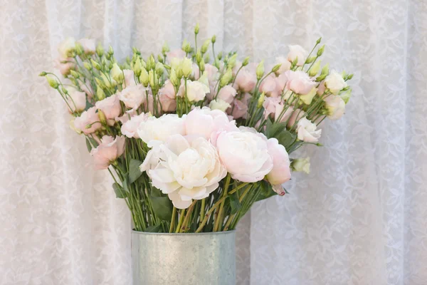 Bouquets de fleurs, bouquet de fleurs de Lisianthus et pivoine — Photo