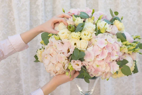 Floristería haciendo hermoso ramo de flores. Hydrangea, Lisianthus, Eucalyptus, Rose, Peony . — Foto de Stock