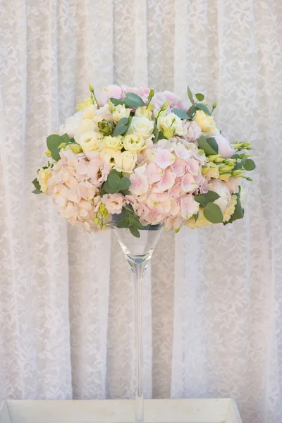 Bukiet kwiatów wesele. Hortensja, Piwonia, róża, eukaliptusa, Lisianthus. — Zdjęcie stockowe