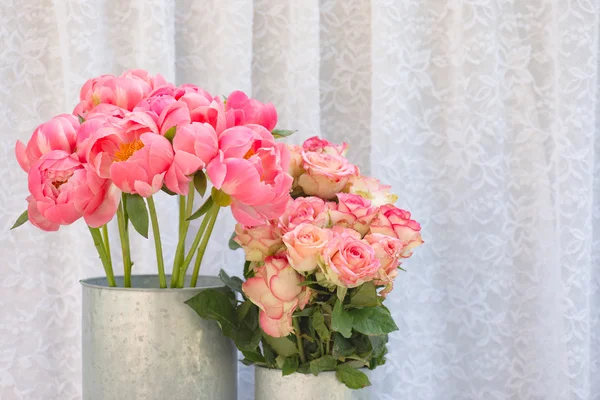 Bukiety kwiatów, bukiet kwiatów różowych róż i piwonia — Zdjęcie stockowe