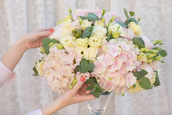 花の美しい花束を作る花屋。アジサイ、トルコギキョウ、ユーカリ、バラ、牡丹. — ストック写真