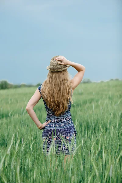 Portrait of beautiful girl in field — Stock Photo, Image