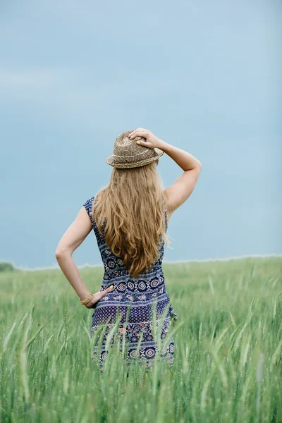 Retrato de menina bonita no campo — Fotografia de Stock