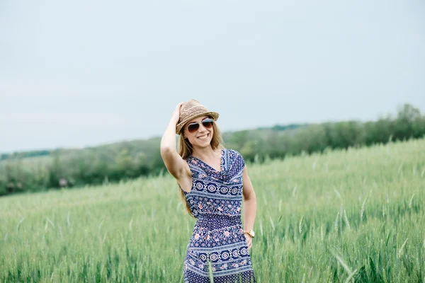 Portret van een mooi meisje in het veld — Stockfoto